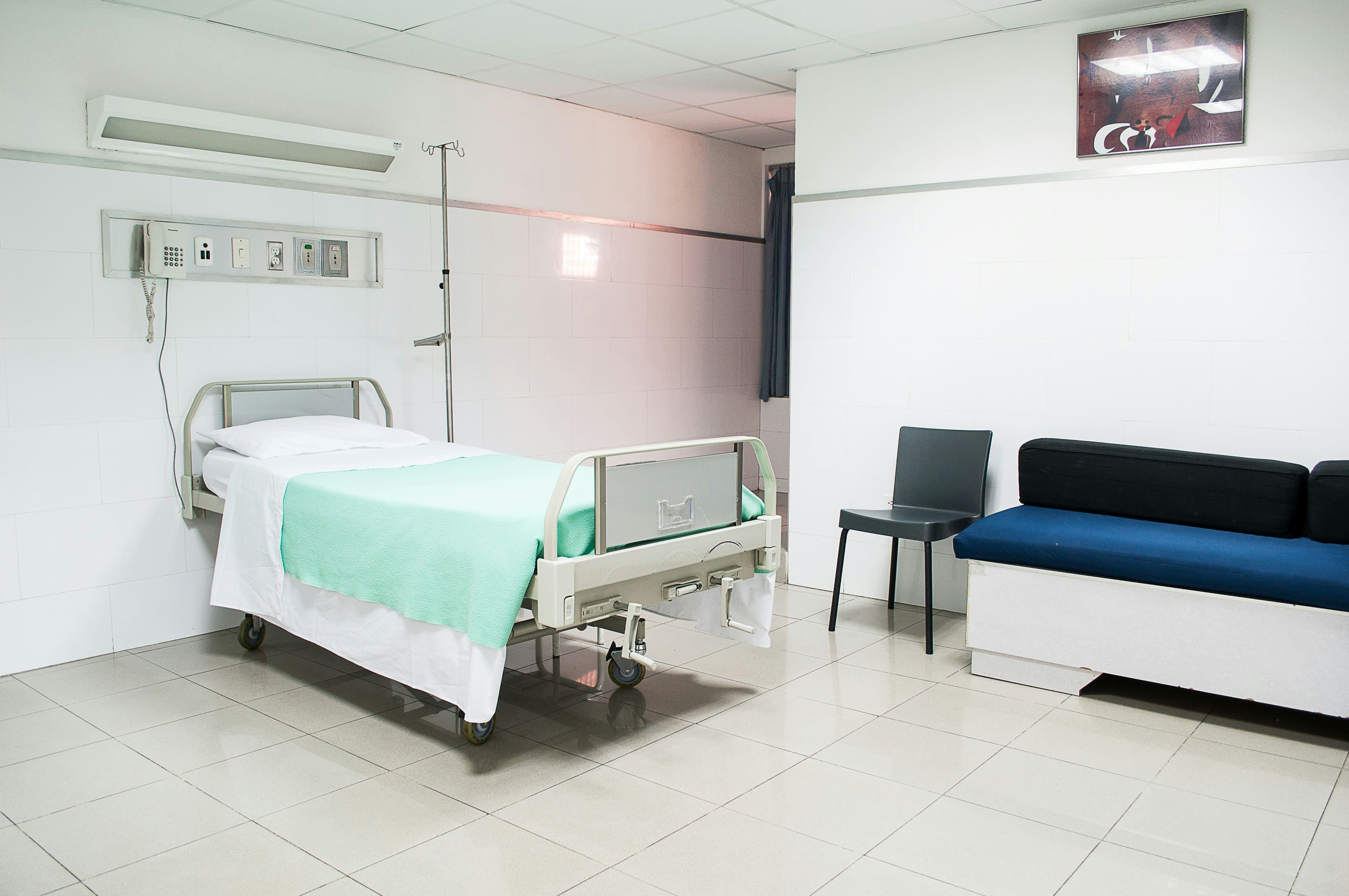Privates Krankenhauszimmer mit Bett – Kosten einer Entbindung im Privatspital und Sonderklasse in Österreich